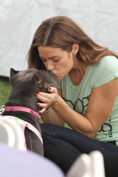Denise Richards ajută câinii fără adăpost