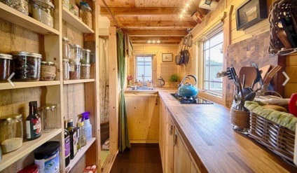 Design de bucătărie într-o casă dintr-o rază de lemn
