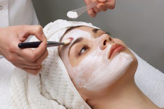 Efectuarea unei curățări facial profunde la domiciliu