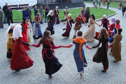 Excursie la istoria dansurilor din Evul Mediu