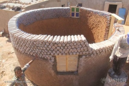Acest refugiat construiește case din sticle de plastic - într-o lume interesantă