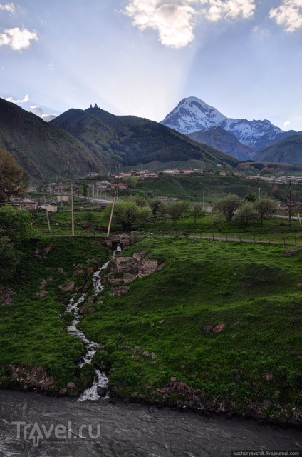 Muntele Kazbek, așezările lui Stepantsminda și Gergeti