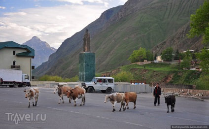 Kazbek hegy, Stepantsminda és Gergeti települések