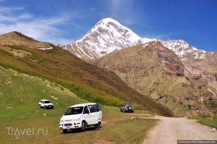 Muntele Kazbek, așezările lui Stepantsminda și Gergeti