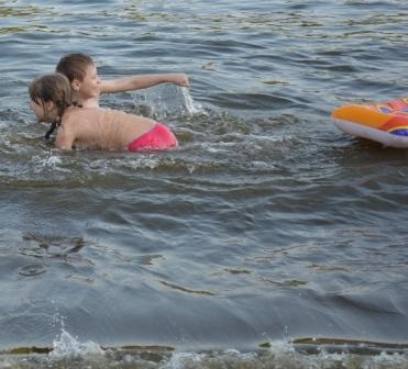 Játékok gyerekekkel nyaralás a tengerparton, gyerekek