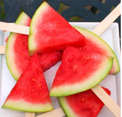 Hogyan kell enni egy görögdinnye, hogyan kell vágni egy görögdinnye a gyermekek, minidetki