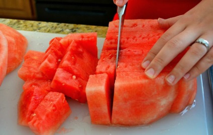 Hogyan kell enni egy görögdinnye, hogyan kell vágni egy görögdinnye a gyermekek, minidetki