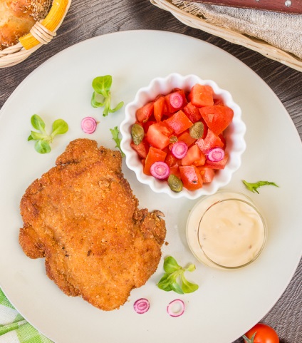 Cum să gătești schnitzel de pui cu salată de roșii - o rețetă pas cu pas cu fotografie