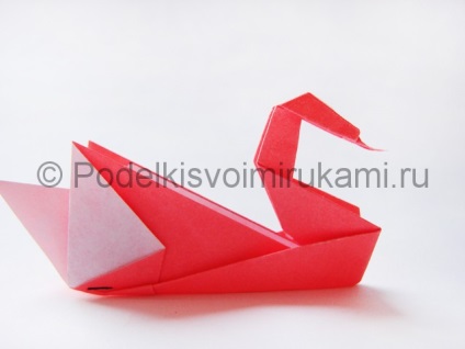 Hogyan készítsünk hattyút papíron az origami technikában?