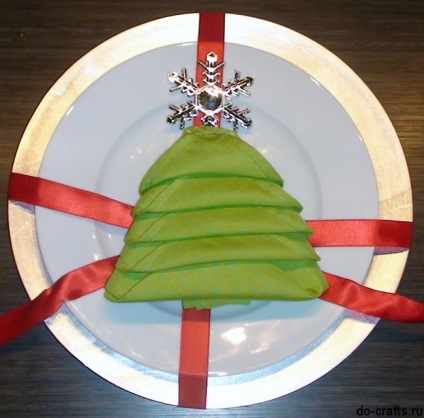 Cum să puneți un șervețel de pom de Crăciun pe o masă festivă