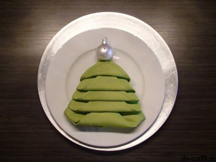 Cum să puneți un șervețel de pom de Crăciun pe o masă festivă