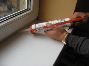 Cum să eliminați problema înghețării pantelor ferestre acoperite cu plăci de ghips
