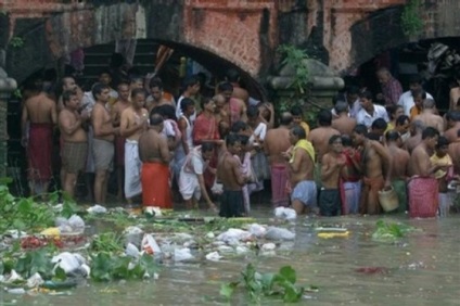 Cum oamenii îngropă oamenii în India