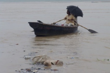 Cum oamenii îngropă oamenii în India