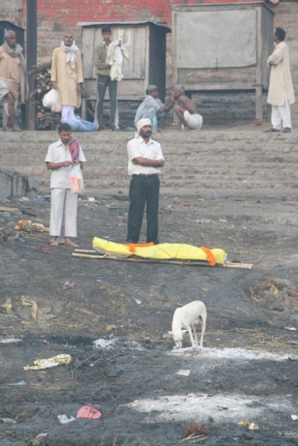 Cum oamenii îngropă oamenii în India