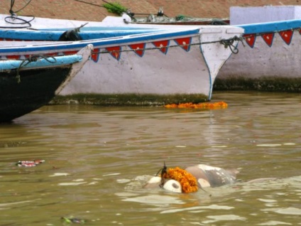 Cum oamenii îngropă oamenii în India