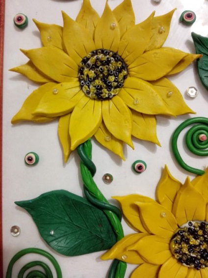 O imagine din plasticină decorată cu margele și paiete - floarea soarelui, o țară de maeștri
