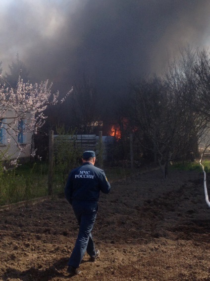 Картоплю не топчіть - і - де вода як під Сімферополем гасили палаючий будинок і рятували його власника