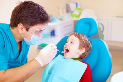 Frenul scurt la copii cu un vorbitor terapeut sau medic dentist