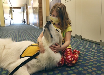 Cat și câini îi ajută pe copiii bolnavi din Portland