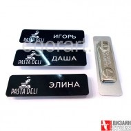 Cumpărați insigne pentru angajații cu o fereastră și fără, precum și insigne personalizate pe un magnet sau