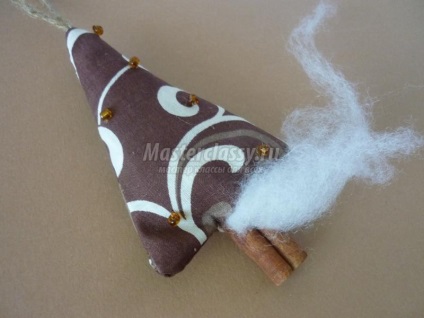 O jucărie manechină, cu mâinile sale făcute din stofă și scorțișoară