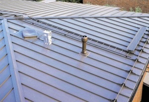 Montarea acoperișurilor metalice cu ajutorul unei îmbinări cu cusături