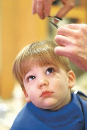 Poate un copil al anului să-și taie părul, este posibil pentru un copil