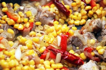 Carne cu friptură de porumb cu porumb și legume