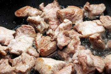 Carne cu friptură de porumb cu porumb și legume