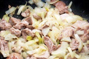 Carne cu friptură de porumb cu porumb și legume