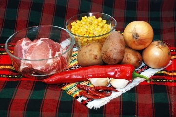 Carne cu friptură de porumb cu porumb și legume
