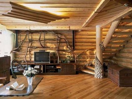 Tavane întinse într-o casă din lemn