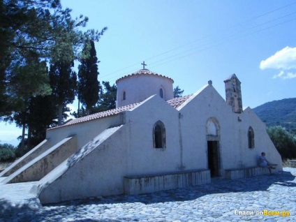 Visszajelzés Kréta faláról (Görögország, Kréta), festői falu Kritsa és a bizánci templom 14v Panagia