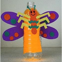 O albină din sticle de plastic va decora grădina dvs. de flori
