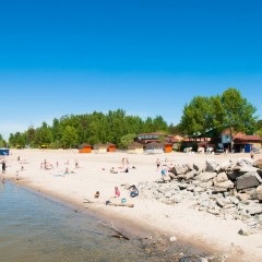 Plajă, stea de parc de agrement, foișor cu grătar în Novosibirsk