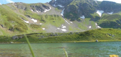 A gyönyörű Adygea Lake Alous vízi világának gyöngyszeme, Adygea folyó melletti torony