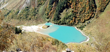 A gyönyörű Adygea Lake Alous vízi világának gyöngyszeme, Adygea folyó melletti torony