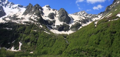 A gyönyörű Adygea Lake Alous vízi világának gyöngyszeme, Adygea folyó melletti torony