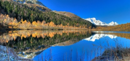 A gyönyörű Adygea Lake Alous vízi világának gyöngyszeme, Adygea folyó melletti torony