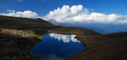 A gyönyörű Adygea Lake Alous vízi világának gyöngyszeme, Adygea folyó melletti torony