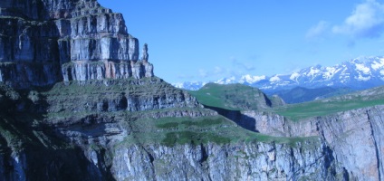 O perlă rară a lumii acvatice a muntelui Adygea Lacul Alous, un turn lângă râu din Adygea