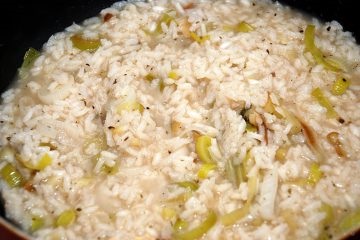 Orez cu ceapa - risotto delicios cu praz pentru micul dejun