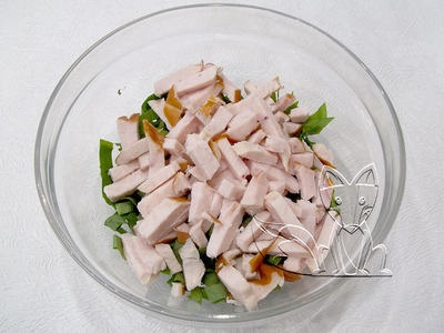 Saláta füstölt csirkemell - univerzális tál minden alkalomra