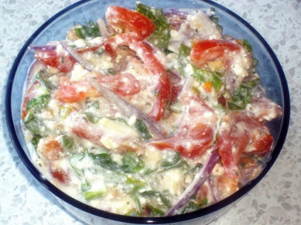 Salată de castraveți cu usturoi și iaurt