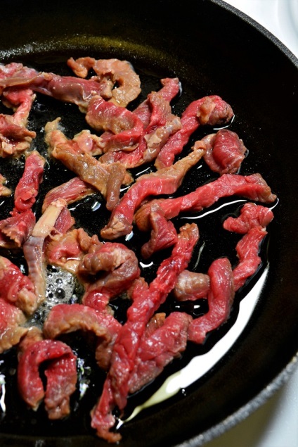 Salată cu carne de vită și castraveți în coreeană