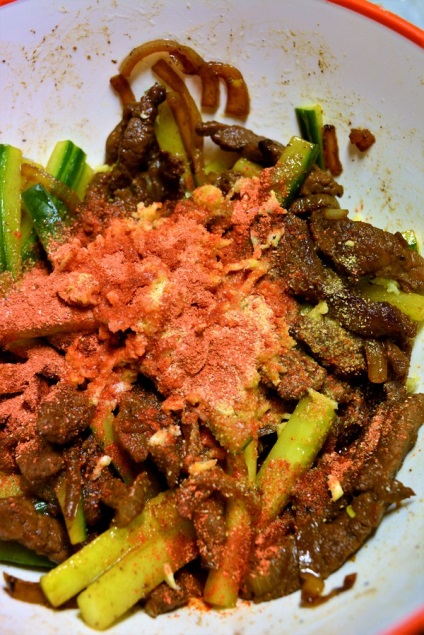 Salată cu carne de vită și castraveți în coreeană
