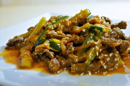 Saláta marhahússal és uborka koreai