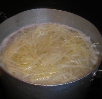 Saláta burgonyasalábával és kolbásszal - hogyan kell főzni a burgonyasaláta, lépésről-lépésre receptet