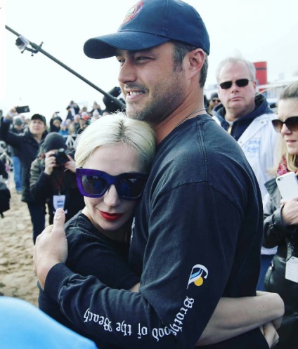 Taylor Kinney az életéről beszélt, miután elvált a menyasszonnyal